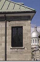 Immeuble à l'angle nord-est